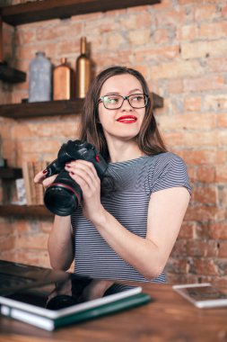 Genç freelancer kız laptop çatı iç çalışıyor