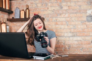 Genç freelancer kız laptop çatı iç çalışıyor