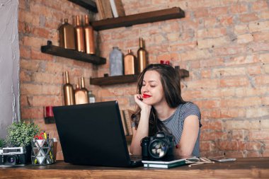 Genç freelancer kız laptop çatı iç çalışıyor