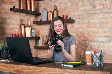 Genç freelancer kız laptop çatı iç çalışıyor