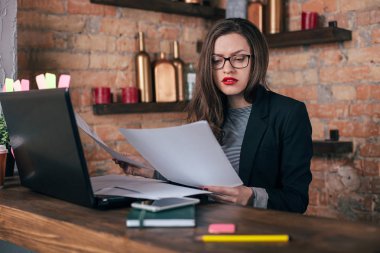 Genç freelancer kız laptop çatı iç çalışıyor