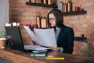 Genç freelancer kız laptop çatı iç çalışıyor