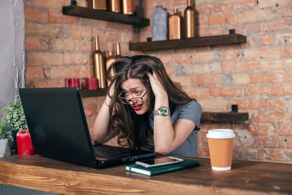 Genç freelancer kız laptop çatı iç çalışıyor