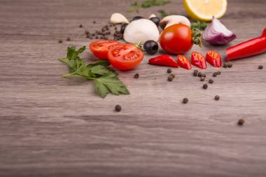 Sağlıklı gıda arka plan / studio fotoğraf farklı meyve ve sebzelerin ahşap masa üzerinde. Uzay kopyalayın. Yüksek çözünürlüklü ürün