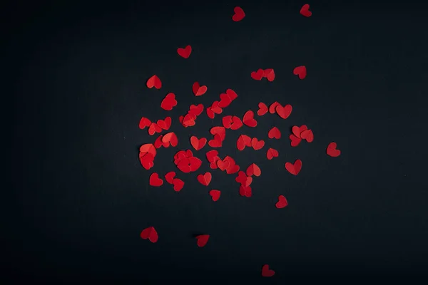 Koyu Arka Plan Üzerinde Kırmızı Kalpler Seviyorum — Stok fotoğraf