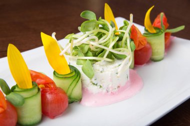 Kiraz domates ve salatalık ahşap arka plan üzerinde beyaz tabakta salatası