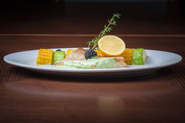 Narenciye, kireç ve mısır ızgara balık biftek