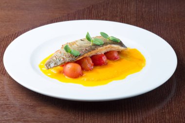 Ahşap arka plan domates ızgara balık