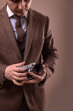 Adam tüvit vintage retro kamera ile elbise