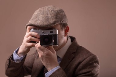 Adam tüvit vintage retro kamera ile elbise