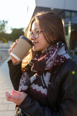 Genç kız öğrenci var kahve