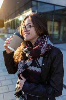 Genç kız öğrenci var kahve