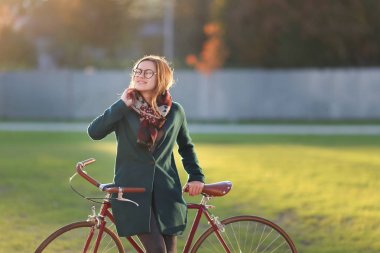 Hippi kız vintage bisiklet ile