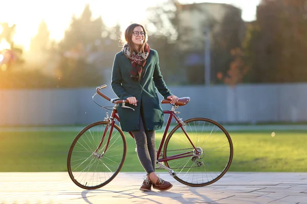 Hipster Menina Com Bicicleta Vintage — Fotografia de Stock