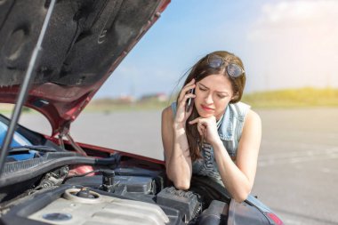Ülke yolda kırık bir araba yakınındaki kız cep telefonundan arıyor.