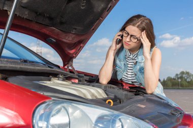 Ülke yolda kırık bir araba yakınındaki kız cep telefonundan arıyor.