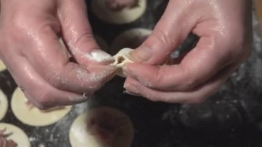 Erkek hazırlanıyor köfte eller