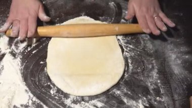 Eller masanın üzerine dışarı hamur rulo