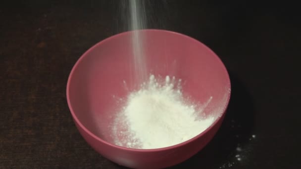 Mehl wird in eine Schüssel gegossen — Stockvideo