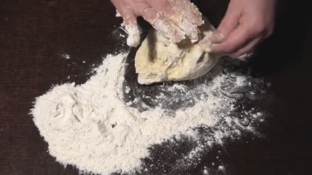 Female hands knead the dough on the table — Stock Video