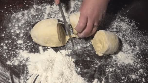 Kvinnliga händerna kavla ut degen på bordet — Stockvideo