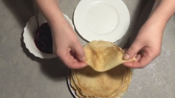 Frenk üzümü reçeli ile Pancakes — Stok video