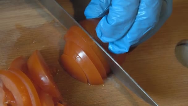Tomat skärning. Beredning av sallad från färska grönsaker — Stockvideo