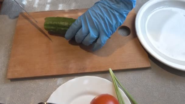 Uborka vágás. Friss zöldség saláta készítése — Stock videók