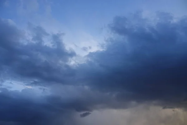 Nuvens tempestuosas antes da chuva — Fotografia de Stock