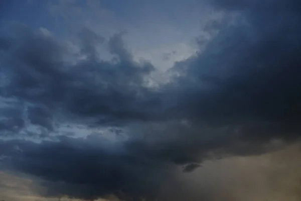 Nuvens tempestuosas antes da chuva — Fotografia de Stock