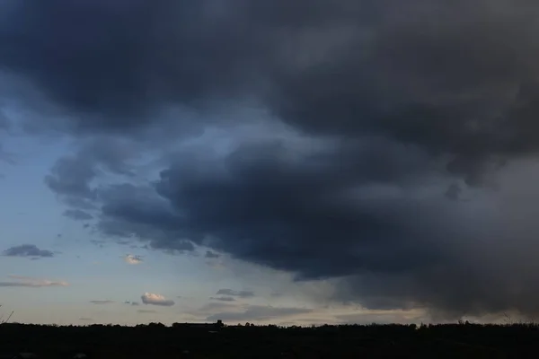 Nubes tormentosas ante la lluvia — Foto de Stock