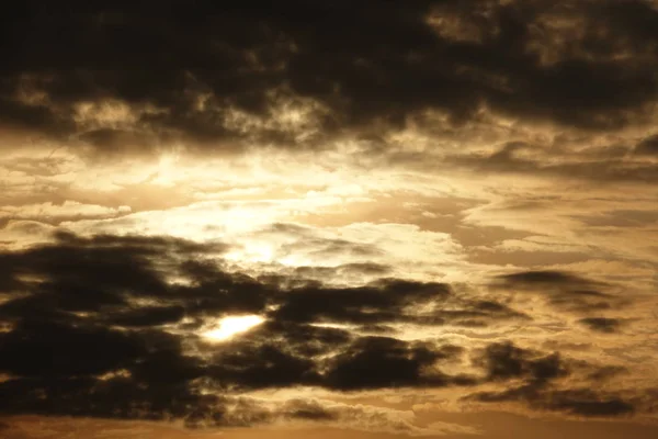 Ηλιοβασίλεμα με σύννεφα καταιγίδας Εικόνα Αρχείου