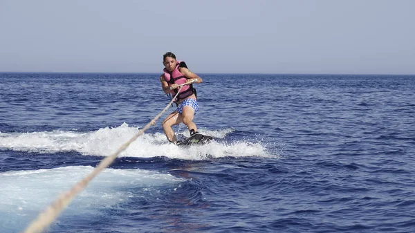 Adam wakeboarder yaz aylarında deniz