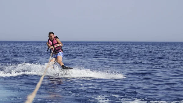 Adam wakeboarder yaz aylarında deniz