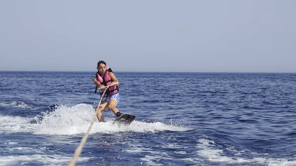 Adam wakeboarder yaz aylarında deniz