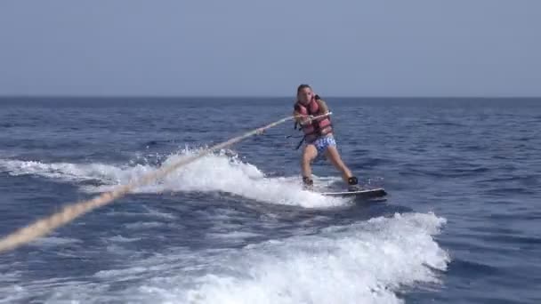 Adam wakeboarder yaz aylarında deniz — Stok video