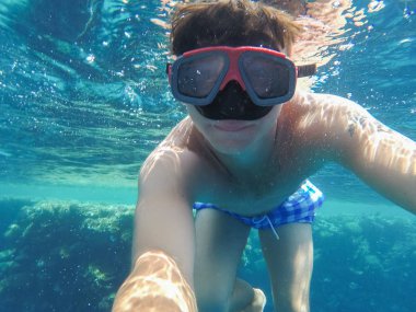 Mercan Denizi yakınındaki bir sualtı maskesi bir adamla yüzüyor