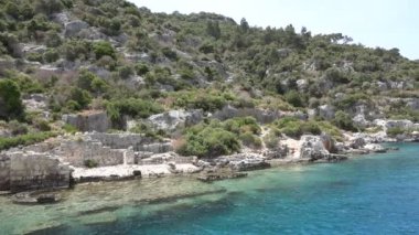 Kekova Adası 'nın kuzeyindeki batık antik Dolichiste şehrinin kalıntıları. 2. yüzyılda yıkıcı deprem