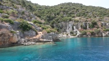 Kekova Adası 'nın kuzeyindeki batık antik Dolichiste şehrinin kalıntıları. 2. yüzyılda yıkıcı deprem