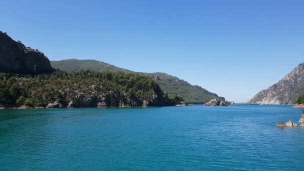 Vista Barco Navegando Lago Entre Falésias Montanha Área Barragem Oimapinar — Vídeo de Stock