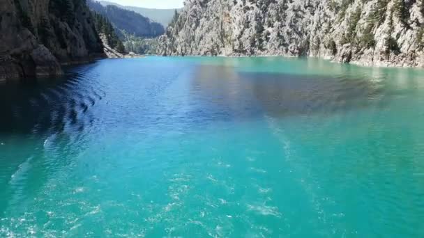 Вид Човна Пливе Озері Серед Гірських Скель Районі Греблі Оімапінар — стокове відео