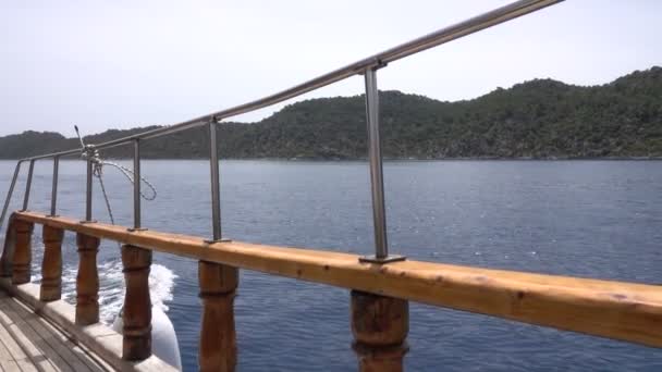 Vista Través Barandilla Crucero Día Brumoso Pero Soleado Mar Costa — Vídeo de stock
