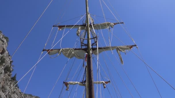 View Mast Yacht Sailing Mountain Cliffs Background Blue Sky — Stock Video