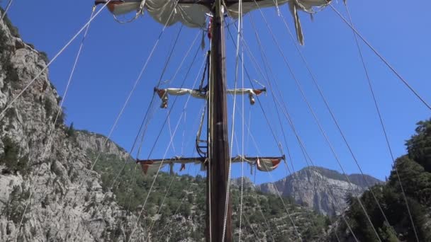 View Mast Yacht Sailing Mountain Cliffs Background Blue Sky — Stock Video