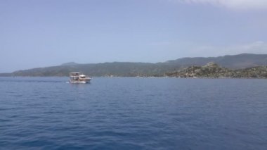 Kalekoy (Simena), Türkiye - 3 Haziran 2019: Türkiye 'nin Kekova adası yakınlarında denize açılan turistik bir yat. Yavaş çekim