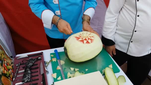 Alanya Turkiet Juni 2019 Kock Skär Blomsterdekoration Den Färska Vattenmelonen — Stockvideo