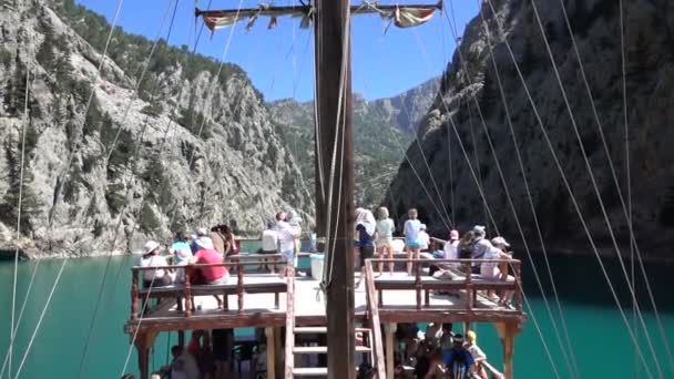 Manavgat Turquía Junio 2019 Personas Yate Turístico Navegando Lago Con — Vídeo de stock