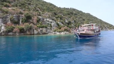 Kekova, Türkiye - 3 Haziran 2019: Türkiye 'nin Kekova adası yakınlarındaki eğlence turistik yatındaki insanlar. Yavaş çekim