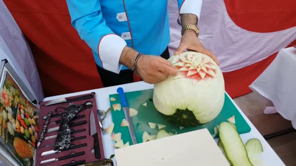 Alanya Turkije Juni 2019 Een Kok Snijdt Bloemdecoratie Verse Watermeloen — Stockvideo