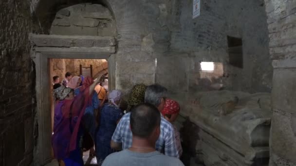 Demre Antalya Turkey June 2019 Tourists Worship Pray Grave Sarcophagus — Stock Video